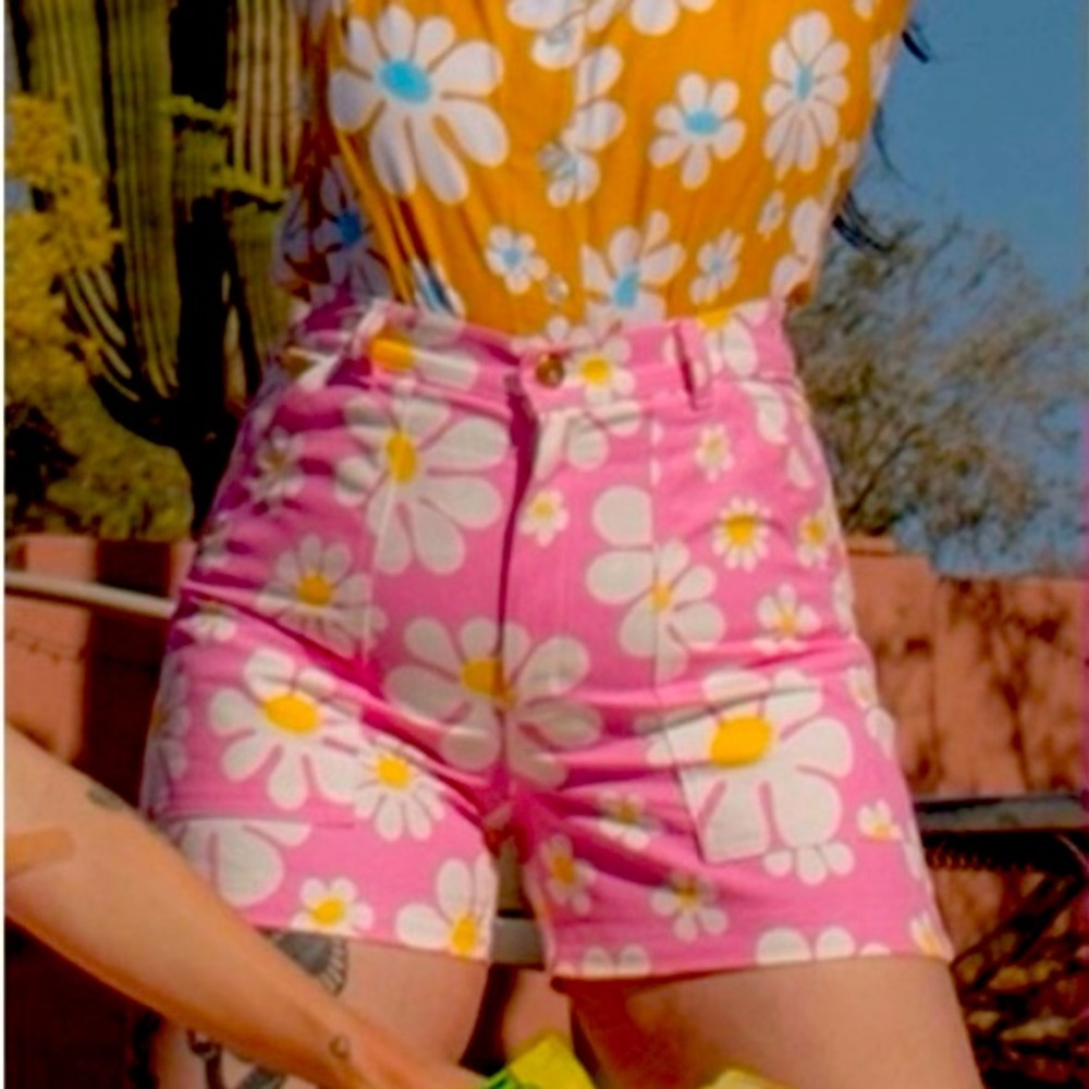 Big Bud Press pink lazy daisy work shorts in medium